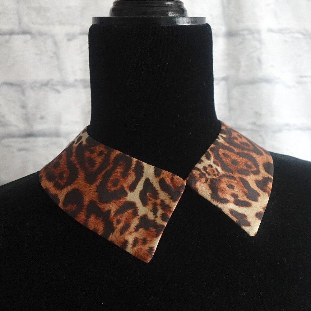 Detachable animal print collar necklace with ribbon closure